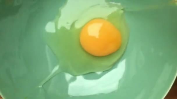 Χέρια Πρόσωπο Προετοιμασία Των Αυγών Ένα Μπολ Για Ομελέτα Στο — Αρχείο Βίντεο