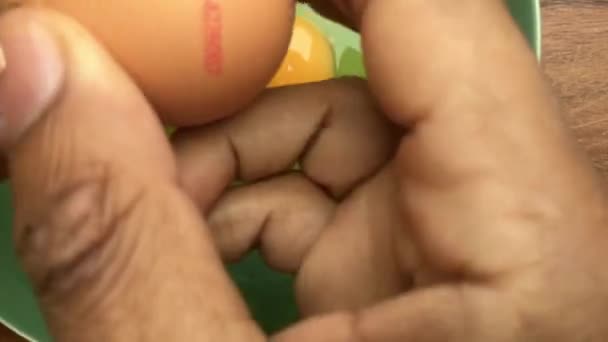 집에서 오믈렛을 만들기 그릇에서 달걀을 준비하는 사람들 — 비디오