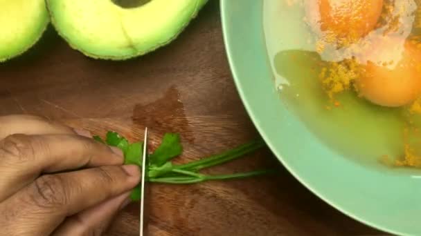 Une personne prépare des œufs dans un bol pour omelette à la maison 