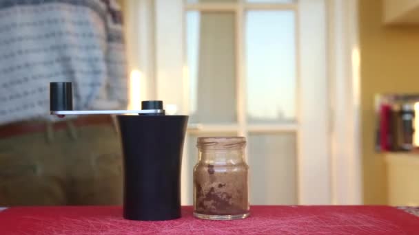 Person Mahlt Kaffeebohnen Manuell Hause — Stockvideo