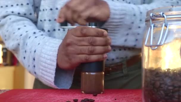 Person Mahlt Geröstete Kaffeebohnen Manuell Der Küche — Stockvideo