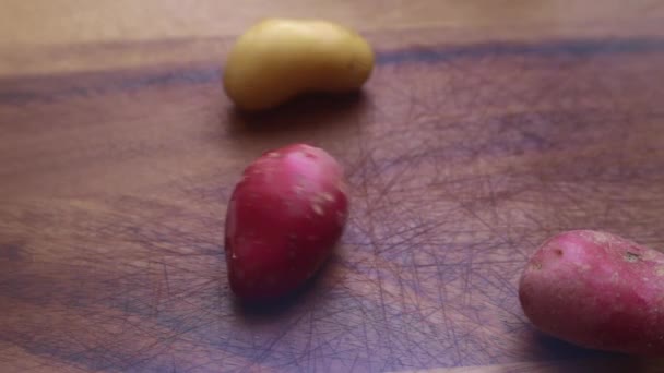 Hände Bereiten Kartoffeln Auf Holzbrett — Stockvideo