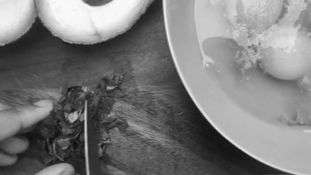 Vista Dall Alto Dello Chef Che Prepara Frittata Tavola Legno — Video Stock