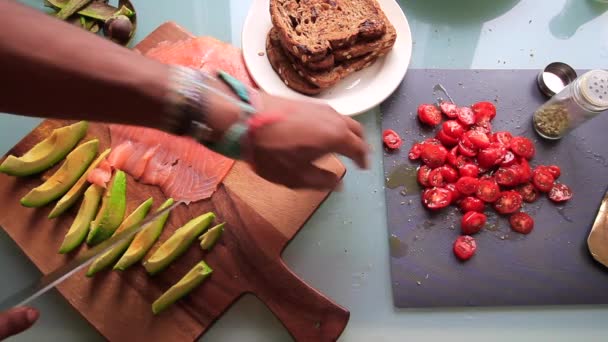 Top View Orang Mempersiapkan Fillet Salmon Papan Kayu Dapur — Stok Video