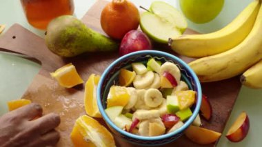 Şefin ellerini kapat ve evde sağlıklı meyve salatası hazırla.
