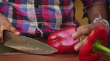 Şefin evde organik dolmalık biber hazırlamasına yakın durun.