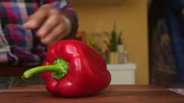 Şefin evde organik dolmalık biber hazırlamasına yakın durun.