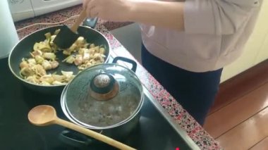 Eletric sobada tavuk kızartan genç bayanı kapatın.