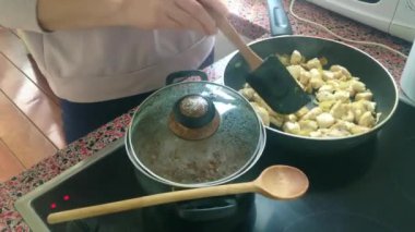 Eletric sobada tavuk kızartan genç bayanı kapatın.