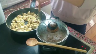 Eletric sobada tavuk kızartan genç bayanı kapatın.