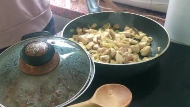 Eletric sobada tavuk kızartan genç bayanı kapatın.