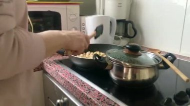 Eletric sobada tavuk kızartan genç bayanı kapatın.