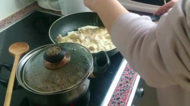 Eletric sobada tavuk kızartan genç bayanı kapatın.