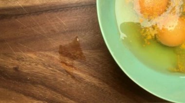 Ahşap tahtadaki omlet için kişniş hazırlayan insanlar.