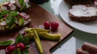Şefin nefis vejetaryen tartin sandviçi yaptığı en iyi manzara.