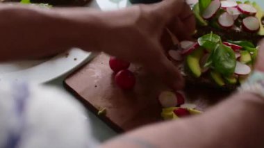 Şefin nefis vejetaryen tartin sandviçi yaptığı en iyi manzara.