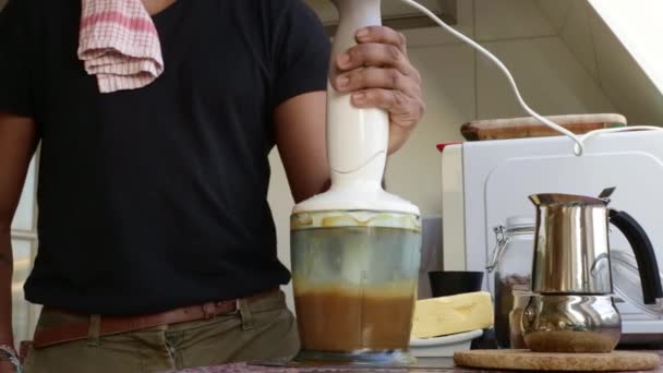 在家用草食黄油煮美味咖啡的人 — 图库视频影像