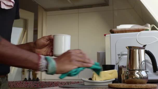 Osoba Przygotowująca Pyszną Kawę Masłem Karmionym Trawą Domu — Wideo stockowe