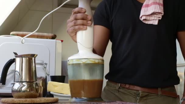 Persona Che Prepara Delizioso Caffè Con Burro Alimentato Con Erba — Video Stock