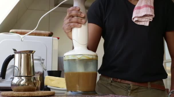 Persona Che Prepara Delizioso Caffè Con Burro Alimentato Con Erba — Video Stock