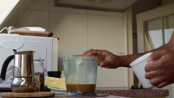 Person Bereitet Hause Köstlichen Kaffee Mit Grasgefütterter Butter — Stockvideo