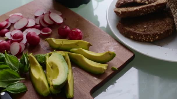 Top View Σεφ Κάνοντας Υγιεινά Vegan Tartine Σάντουιτς — Αρχείο Βίντεο