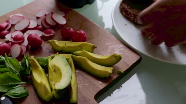 Top View Chef Kok Maken Gezonde Veganistische Tartine Sandwich — Stockvideo