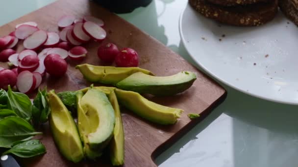 Top Vista Chef Fazendo Sanduíche Saudável Tartine Vegan — Vídeo de Stock