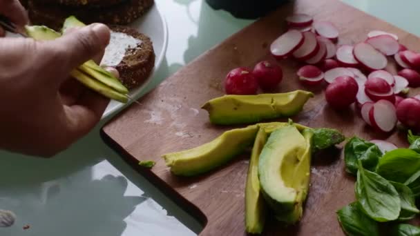 Top View Chef Kok Maken Gezonde Veganistische Tartine Sandwich — Stockvideo