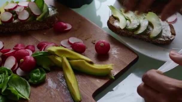 健康的なビーガンタルティーヌサンドイッチを作るトップビューシェフ — ストック動画