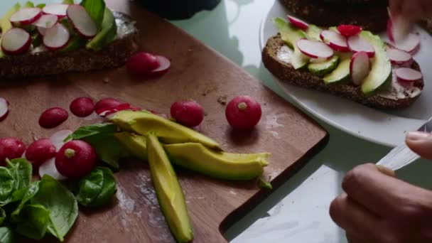 Top Vista Chef Fazendo Sanduíche Saudável Tartine Vegan — Vídeo de Stock