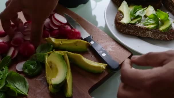 Top View Του Σεφ Κάνει Νόστιμα Vegan Tartine Σάντουιτς — Αρχείο Βίντεο