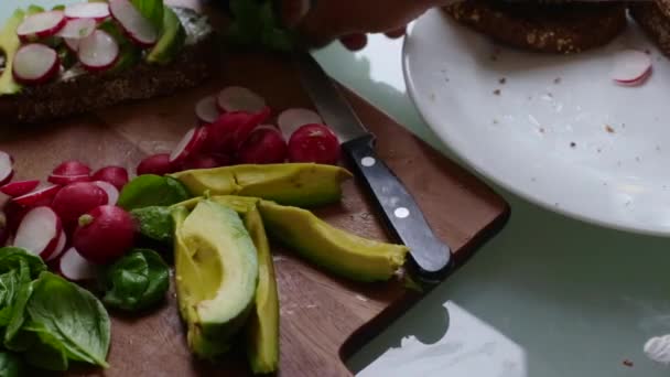 Ovanifrån Kock Gör Läckra Vegan Tartine Smörgås — Stockvideo
