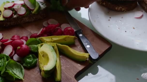 Top Uitzicht Van Chef Kok Maken Heerlijke Veganistische Tartine Sandwich — Stockvideo