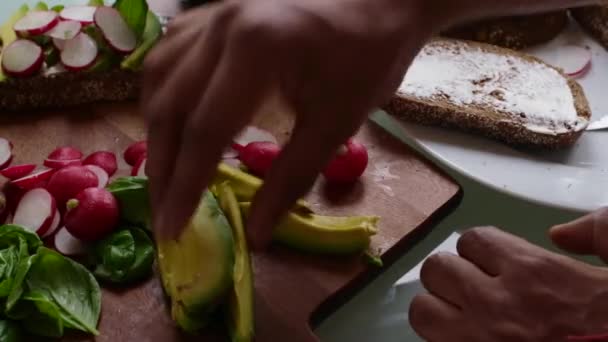 Top Uitzicht Van Chef Kok Maken Heerlijke Veganistische Tartine Sandwich — Stockvideo