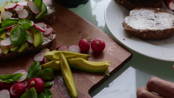 おいしいビーガンタルティーヌサンドイッチを作るシェフのトップビュー — ストック動画