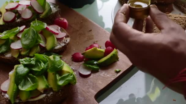 Top Uitzicht Van Chef Kok Maken Heerlijke Veganistische Tartine Sandwich — Stockvideo