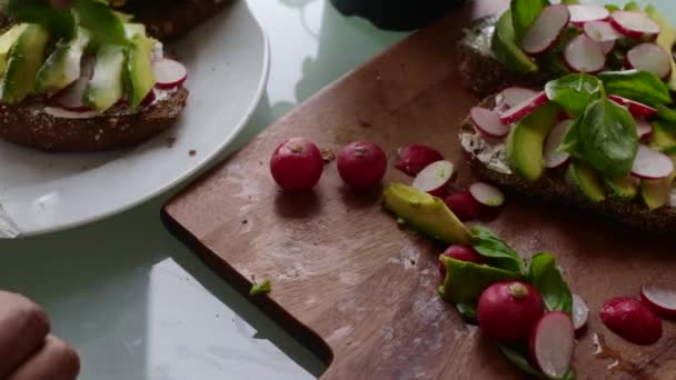 Vista Dall Alto Dello Chef Rendendo Delizioso Sandwich Tartine Vegan — Video Stock