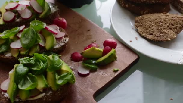 Top View Chef Podejmowania Pyszne Wegańskie Tartine Sandwich — Wideo stockowe