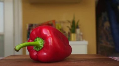 Şefin evde organik dolmalık biber hazırlamasına yakın durun.