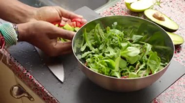 Mutfaktaki taze salatayı hazırlayan kişiyi kapat.