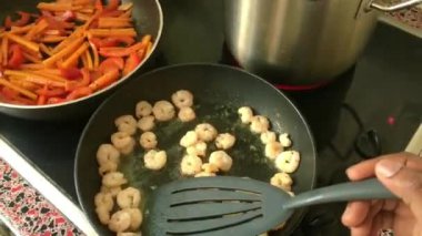 Evdeki fırında karides kızartan genç yetişkinleri kapatın.