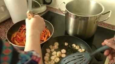 Mutfaktaki eletric sobasında karides kızartma şefine yakın durun.