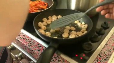 Mutfaktaki eletric sobasında karides kızartma şefine yakın durun.