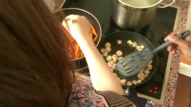 Karidesleri fırında kızartan kişiyi kapatın.