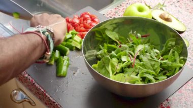 Kapıları kapatın ve evde taze salata hazırlayın.