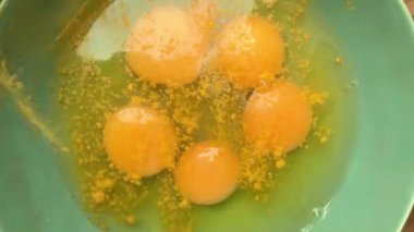 Evde omlet için bir kasede yumurta hazırlayan insan elleri
