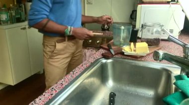 Evde otla beslenmiş tereyağlı kahve yapan biri.