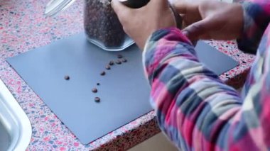 Elle öğütülen organik kavrulmuş kahve çekirdekleri.