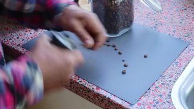 Elle öğütülen organik kavrulmuş kahve çekirdekleri.